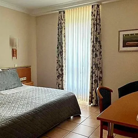 Hotel Victoria *